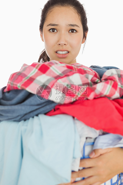 妇女因大量脏洗衣服而不堪重负图片