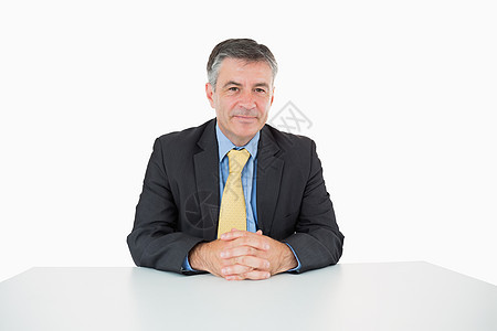 坐在办公桌前的有穿好衣服的男人图片