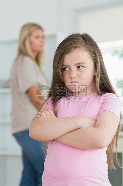 女孩看起来气愤的小女孩图片