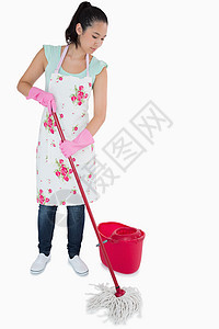 女人打扫地板微笑地面快乐头发围裙清洁工混血眼睛塑胶手套图片