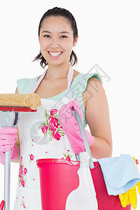 带着不同清洁工具的快乐女人图片
