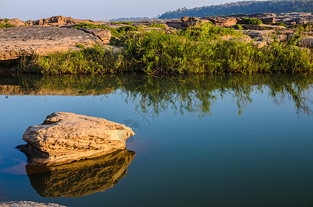Sampanbok 湄公河中的池塘风景晴天支撑旅游岩石石头悬崖巨石热带天空图片