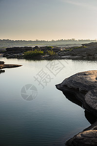 Sampanbok 湄公河中的池塘热带旅行悬崖天空支撑风景石头地平线巨石晴天图片