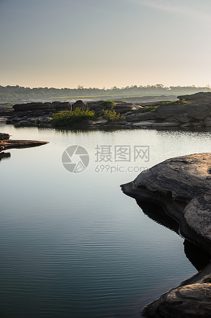 Sampanbok 湄公河中的池塘热带旅行悬崖天空支撑风景石头地平线巨石晴天图片