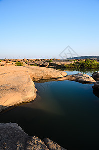 Sampanbok 湄公河中的池塘巨石天空地平线晴天岩石石头旅游旅行风景悬崖图片