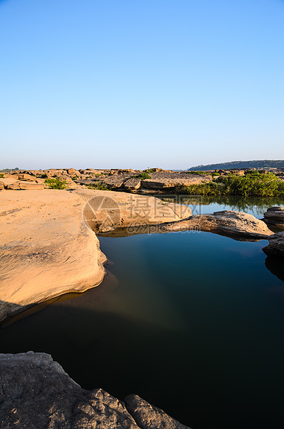 Sampanbok 湄公河中的池塘巨石天空地平线晴天岩石石头旅游旅行风景悬崖图片