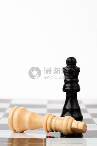 白色和黑色棋子战术正方形战略游戏闲暇棋盘女王国王图片