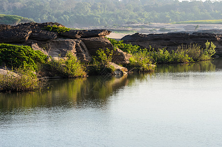 Sampanbok 湄公河中的池塘地平线巨石旅行风景热带石头岩石支撑旅游天空图片