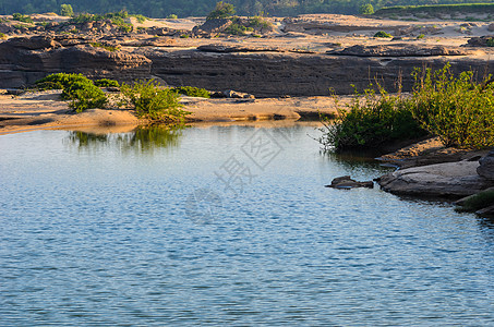 Sampanbok 湄公河中的池塘地平线旅游悬崖旅行热带岩石天空巨石支撑晴天图片