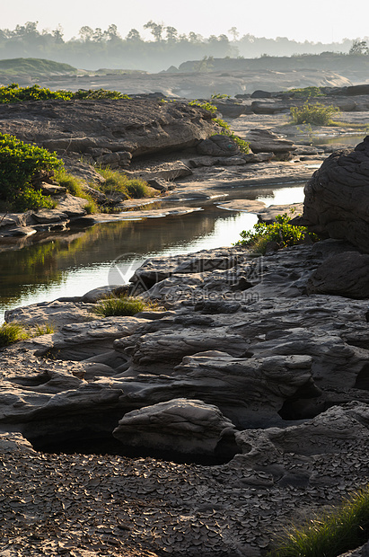 Sampanbok 湄公河中的池塘石头巨石热带岩石晴天风景旅行地平线悬崖天空图片