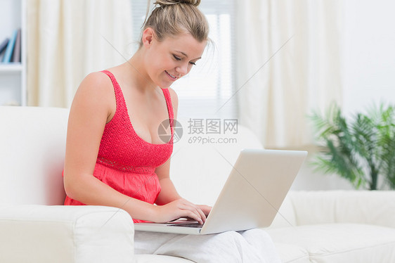 女性在放松时打笔记本图片