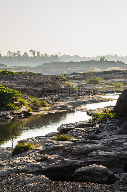 Sampanbok 湄公河中的池塘晴天旅行风景热带岩石悬崖天空石头巨石旅游图片
