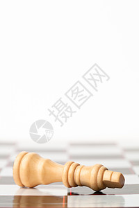 白象棋手躺在棋盘上图片