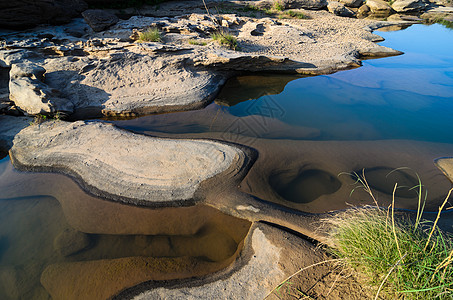 Sampanbok 湄公河中的池塘天空地平线巨石热带岩石支撑旅游风景悬崖晴天图片