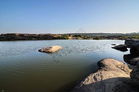 Sampanbok 湄公河中的池塘晴天旅行地平线巨石悬崖支撑热带天空旅游石头图片