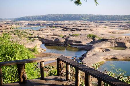 湄公河桑潘博克岛 泰国乌本拉恰塔尼支撑地平线池塘岩石天空旅行石头巨石旅游晴天图片