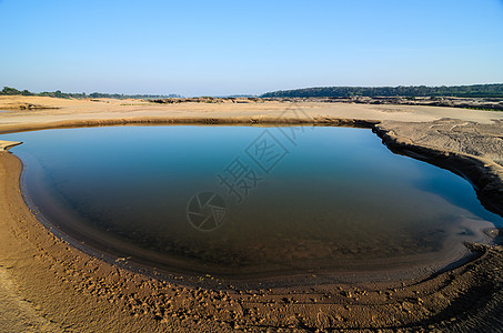 Sampanbok 湄公河中的池塘热带支撑晴天风景巨石石头旅游天空岩石悬崖图片