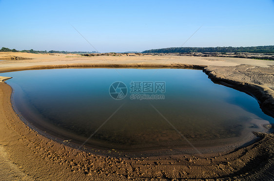 Sampanbok 湄公河中的池塘热带支撑晴天风景巨石石头旅游天空岩石悬崖图片