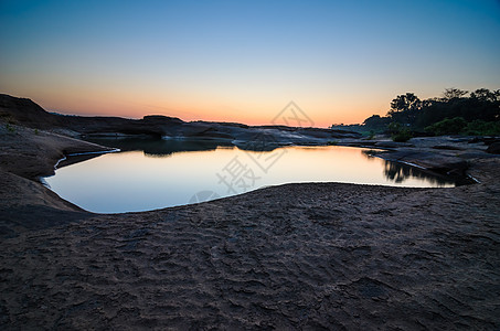 Sampanbok 湄公河中的池塘岩石巨石天空石头晴天支撑旅游风景悬崖旅行图片