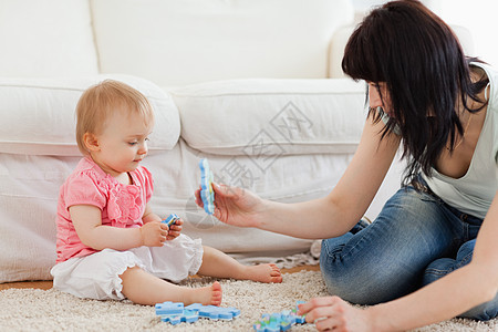 美丽的女人和她的宝宝在玩拼图游戏 而 si图片