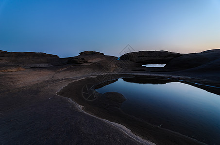 Sampanbok 湄公河中的池塘悬崖石头风景巨石地平线天空旅行热带旅游岩石图片