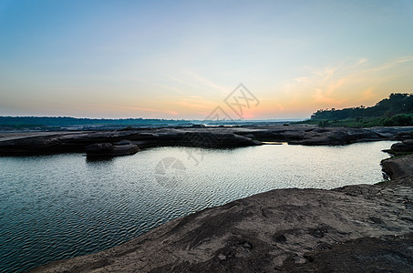 Sampanbok 湄公河中的池塘地平线石头热带悬崖岩石晴天支撑旅游巨石旅行图片