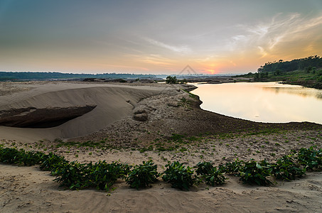 Sampanbok 湄公河中的池塘悬崖巨石天空旅游支撑地平线热带石头岩石风景图片