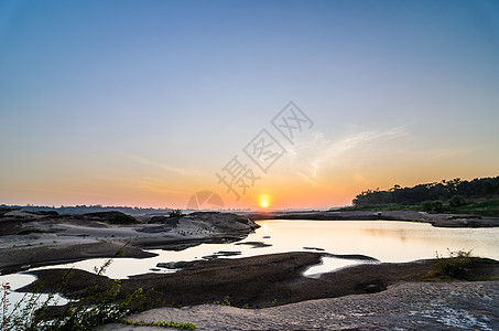 Sampanbok 湄公河中的池塘晴天旅行旅游岩石石头热带风景巨石支撑悬崖图片