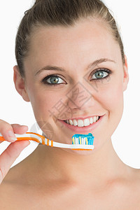 手持牙刷的微笑妇女背景图片