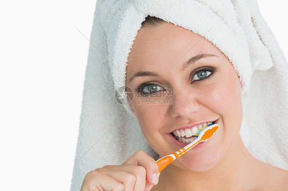 女人用毛巾洗刷牙齿金发卫生女性打扫口腔牙膏眼睛头发快乐牙刷图片