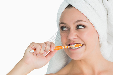 女人用毛巾洗刷牙齿卫生浅色微笑眼睛金发快乐头发女士女性牙刷图片