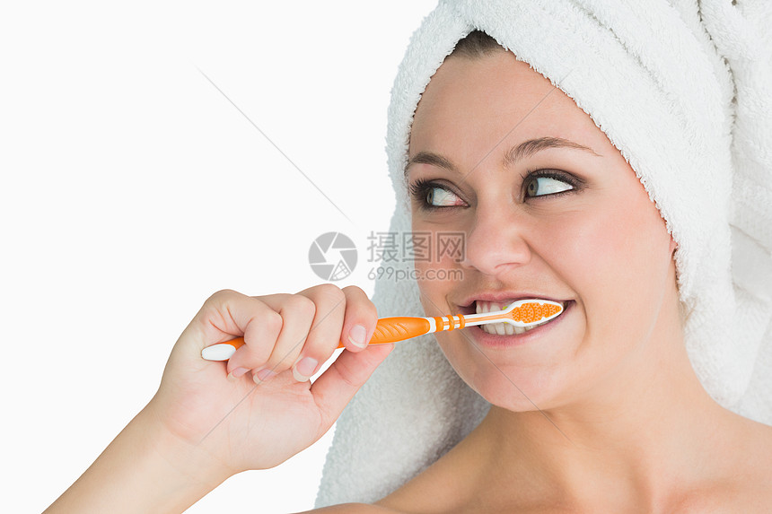 女人用毛巾洗刷牙齿卫生浅色微笑眼睛金发快乐头发女士女性牙刷图片