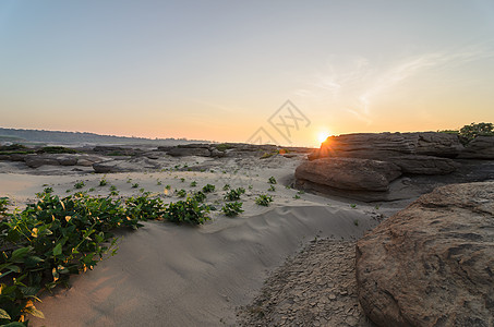 湄公河桑潘博克太阳 泰国乌本拉恰坦尼岩石风景旅游热带支撑晴天悬崖天空地平线旅行图片