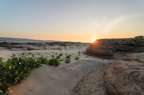 湄公河桑潘博克太阳 泰国乌本拉恰坦尼岩石风景旅游热带支撑晴天悬崖天空地平线旅行图片