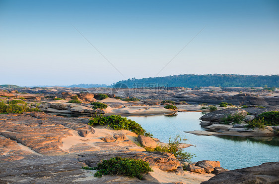 Sampanbok 湄公河中的池塘支撑旅行热带地平线晴天风景岩石旅游悬崖石头图片