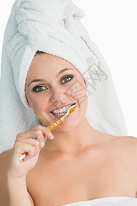 微笑的女人用毛巾洗牙齿的毛巾图片