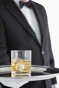 拿着威士忌托盘的男人图片