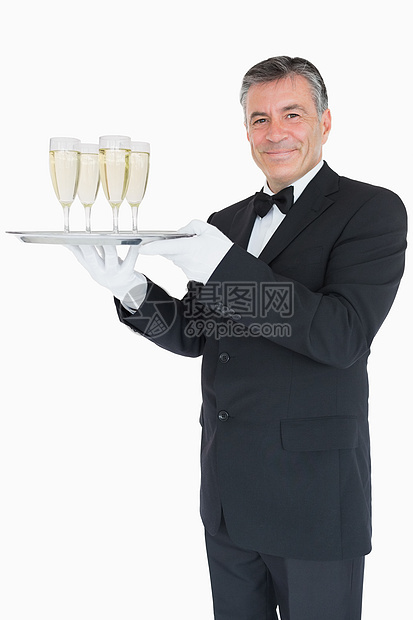带着杯子和香槟的餐盘微笑服务员图片