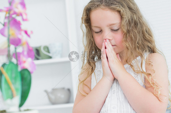 女孩在祈祷什么图片