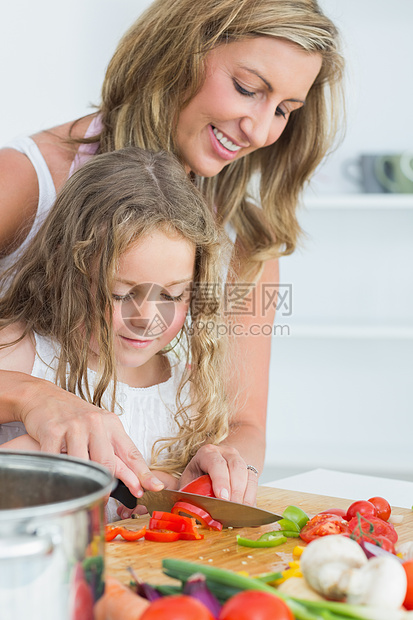 女儿学切菜图片