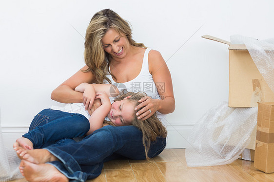 女儿躺在母亲的腿上图片