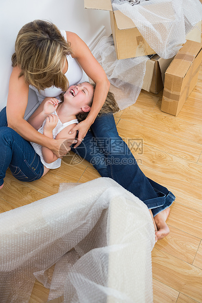 母亲在哭她的女儿金发孩子盒子金发女郎女孩眼睛女士头发包装快乐图片