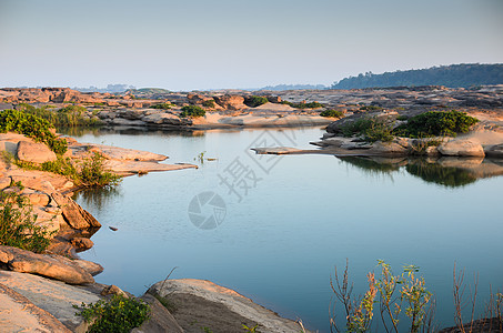 Sampanbok 湄公河中的池塘石头旅游支撑岩石天空风景旅行地平线悬崖热带图片