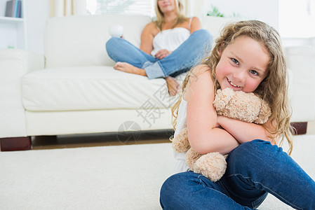 女儿拥抱她的泰迪熊图片