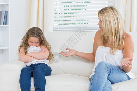 愤怒的母亲与女儿坐在沙发上图片