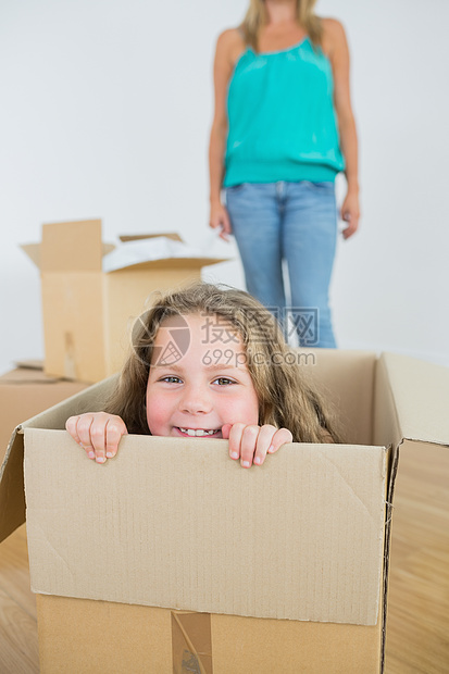带着笑笑的女孩在移动的盒子里图片