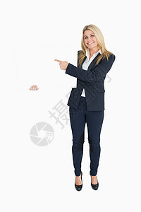 微笑的女商务人士展示白面板图片