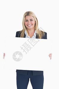 开心的女商务人士展示白面板图片