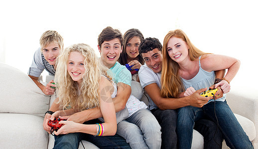 在客厅里玩电子游戏的青少年人数男人女士娱乐乐趣游戏电脑白色喜悦女性控制器图片