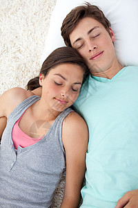 睡在地上的青少年情侣女朋友枕头幸福男生说谎微笑夫妻地面女性男性图片